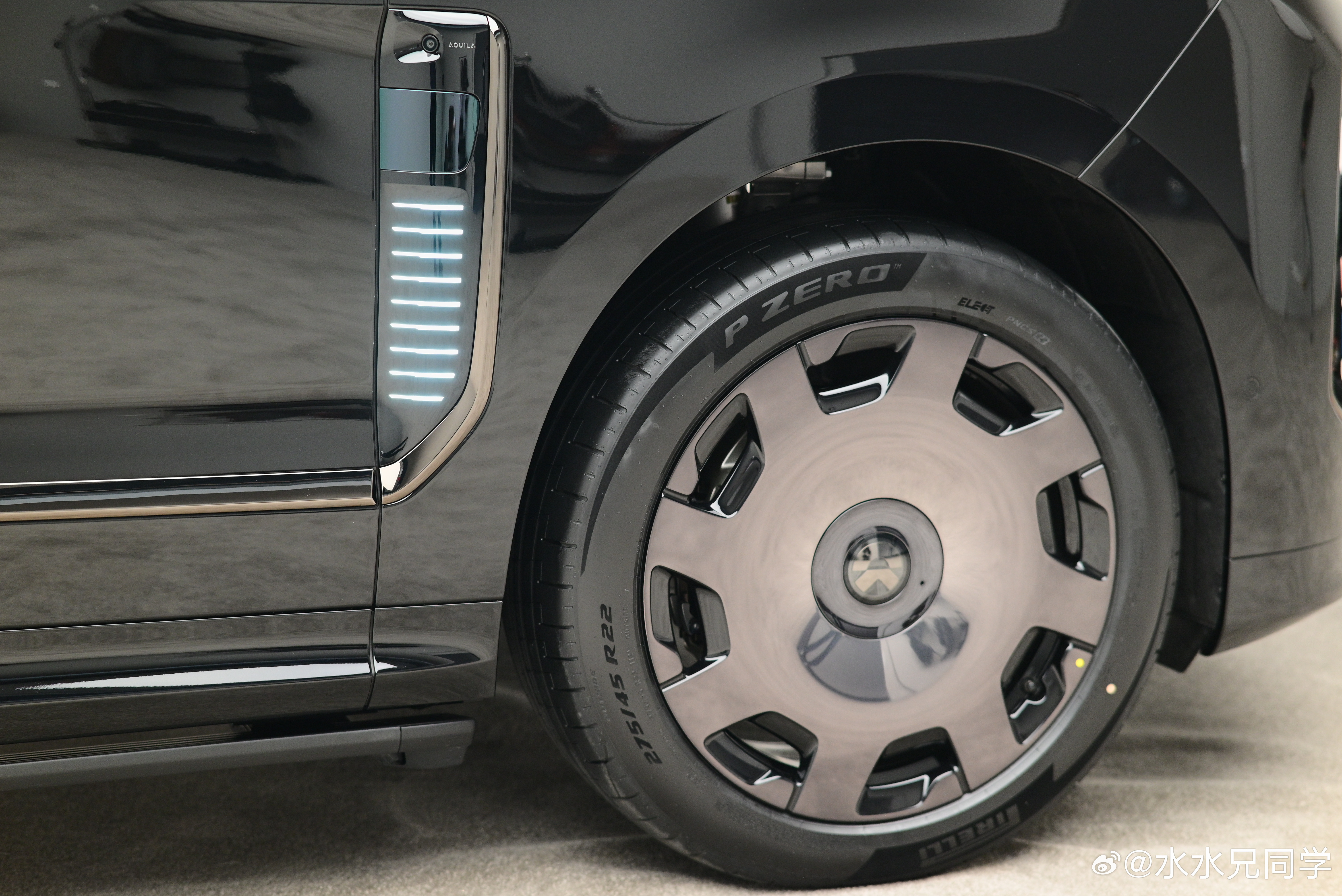 刚才有小伙伴说熏黑版的黑武士ES9看不够，再多放一些照片大家随便看。蔚来ES9