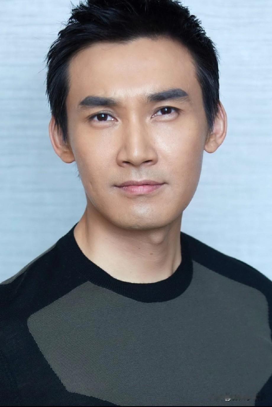 他26岁那年，拼命追一个34岁、有病、不能生、还穷的女人。所有人都说他疯了。他妈