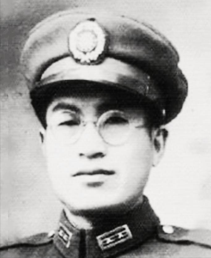 1951年冬天，抗日名将、国军中将李延年在台北监狱被释放出来，可是他的妻子毕爱慈