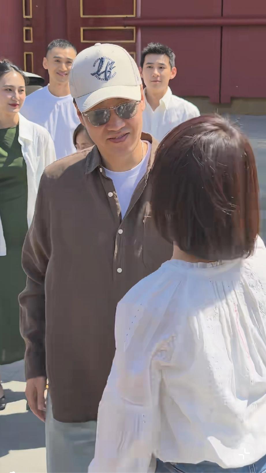 5月8日，辛柏青与袁泉一起现身北京国家大剧院，准备翻拍话剧《青蛇》，辛柏青见到老