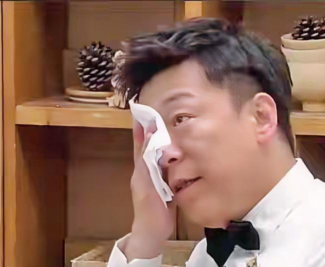 黄渤在《热浪之外》里聊起父母时，眼眶泛红地说：“我爸临走前把我当‘老战友’，我妈