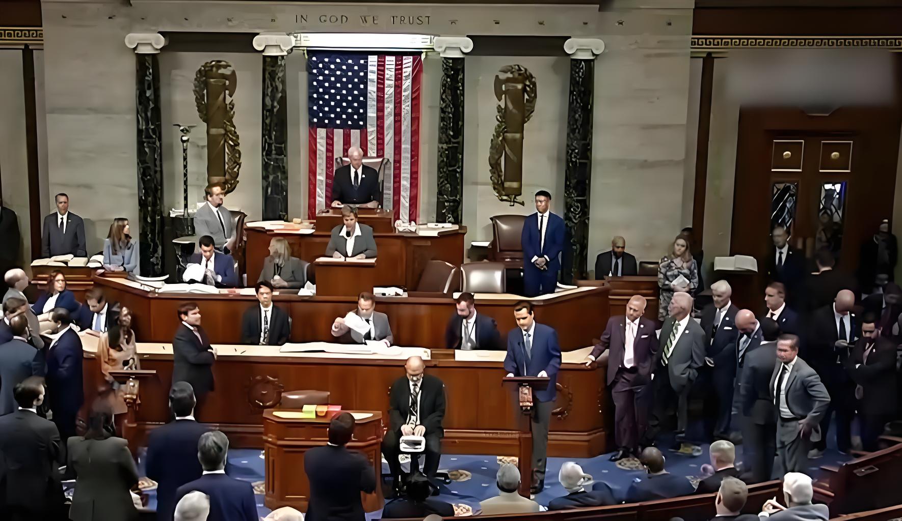 佩服！川普把民主党当作美国最大敌人，美国这下真的要闹得不可开交。昨天，川普发