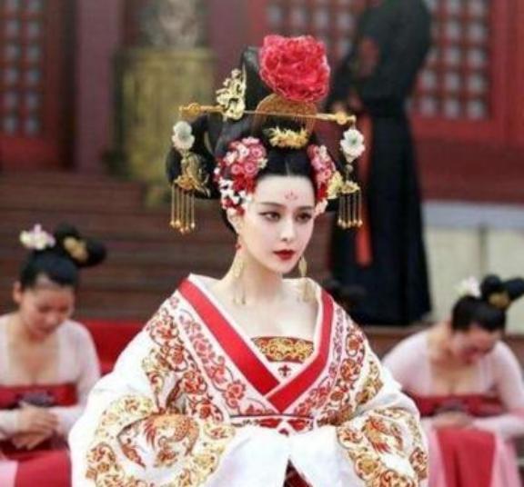 唐朝时期，武则天14岁首次侍寝皇帝李世民，侍寝前的她被太监带去沐浴，武则天羞涩的
