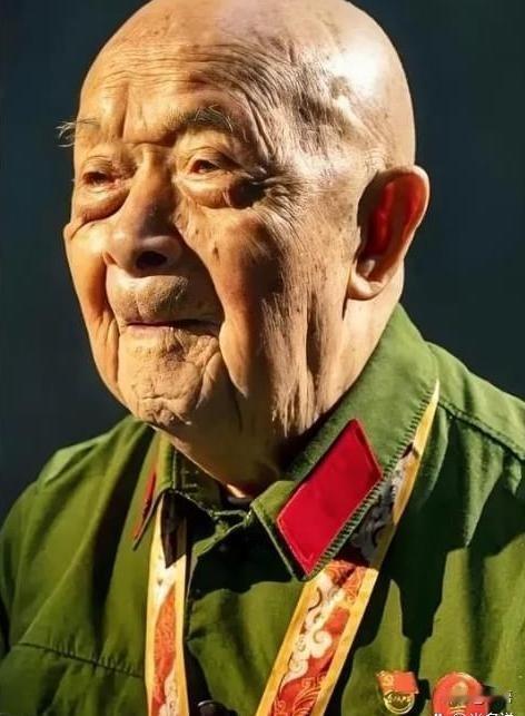 抗美援朝时，他一人歼敌400余人，立下汗马功劳，复员时，却因工作人员写错一字，苦