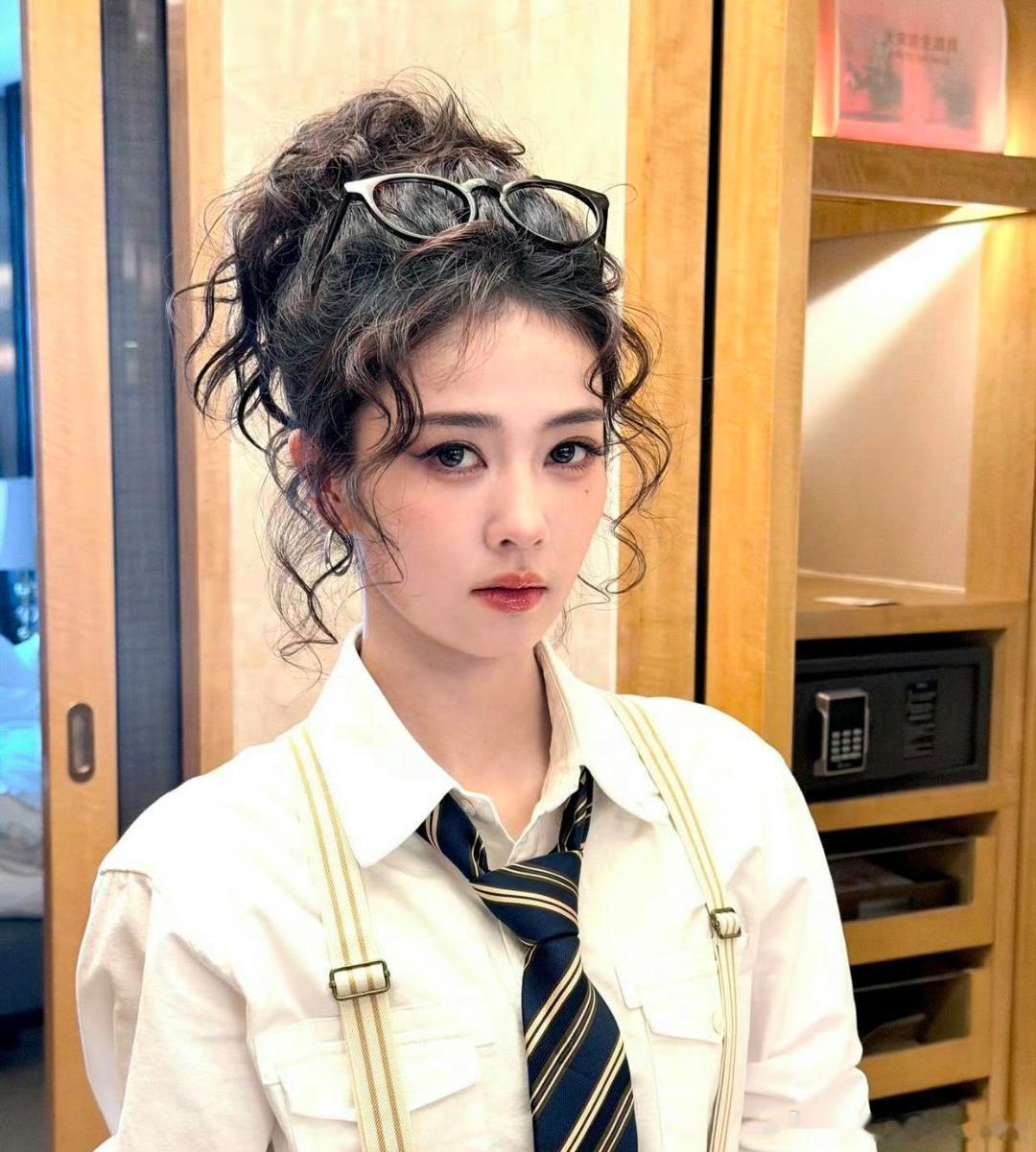 1、檀健次、王楚然等人主演的电视剧《爱情有烟火》开始招商了，计划是6月份播出，平