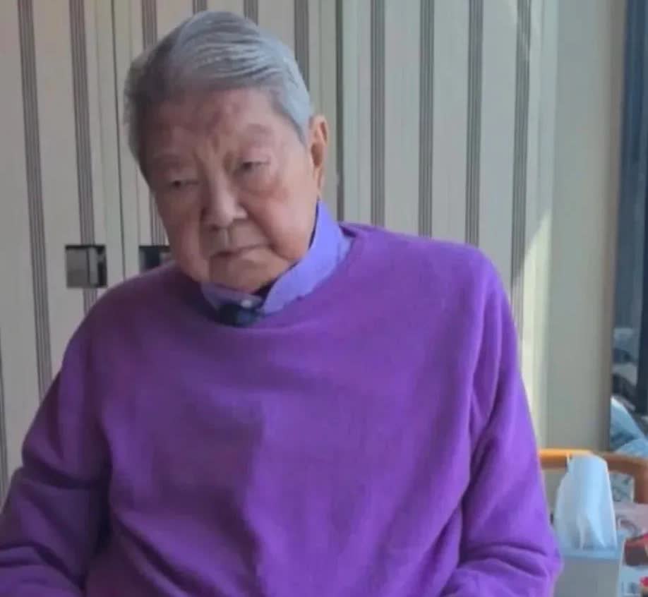 曾经有人问过蔡澜一个问题：一辈子没生小孩，如今年老需要人照顾了，是否后悔