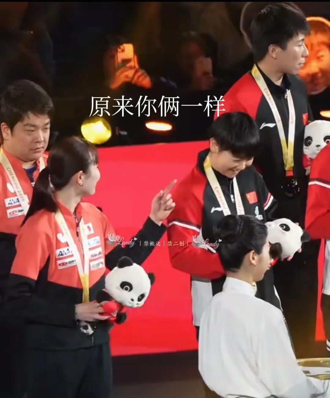 剑拔弩张的中日关系并未影响体育比赛的轻松与和谐，在乒乓球混团颁奖仪式上，早田希娜
