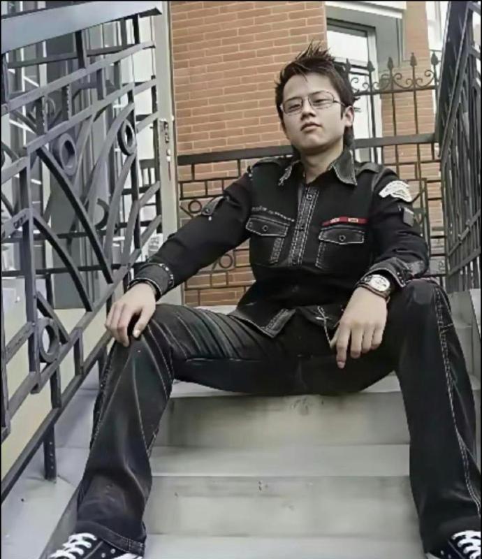 这是刚出道时的张杰，和现在的差别不是一般大​​​