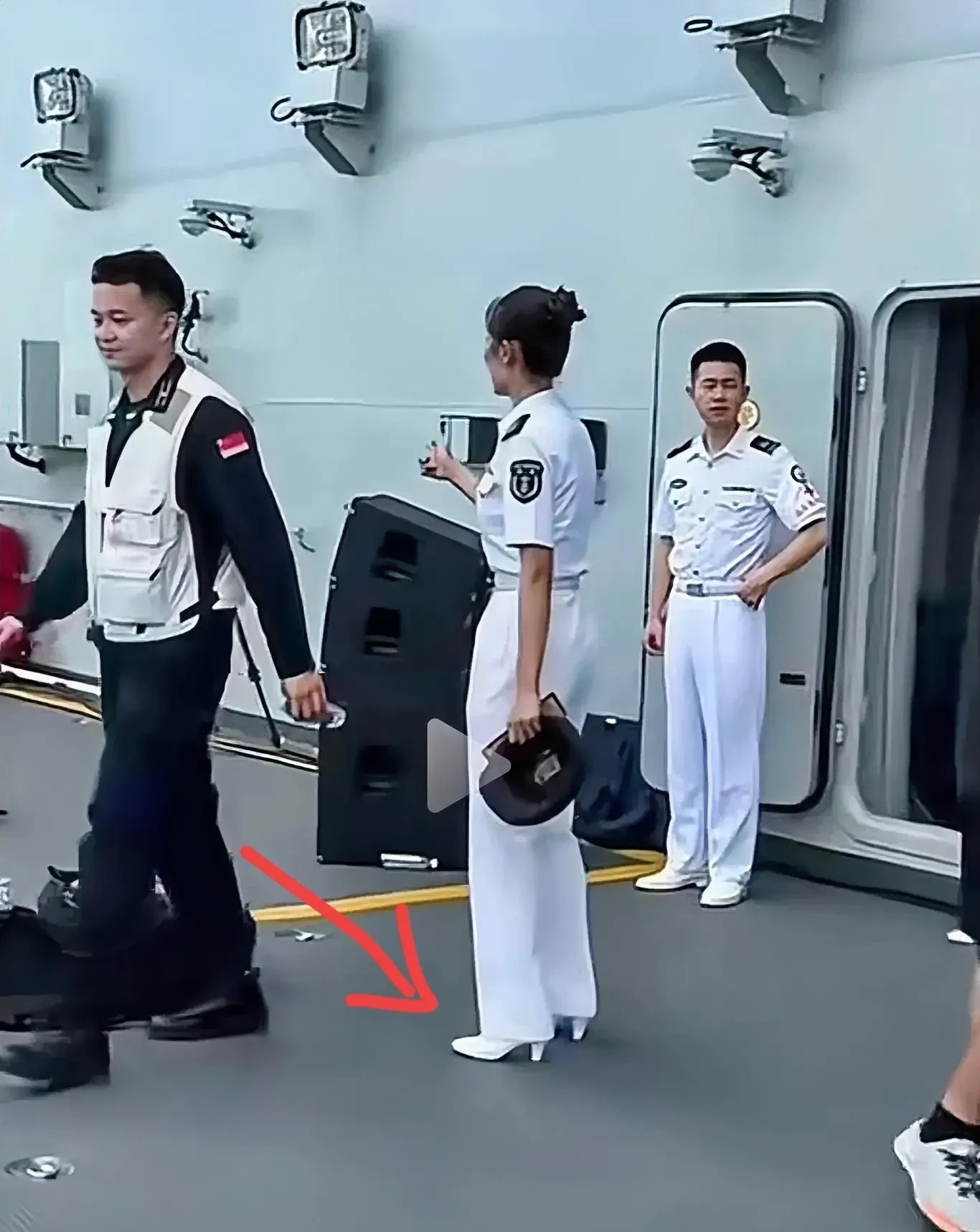 山东舰我不小心发现一个秘密，女兵小姐姐穿得是高跟鞋吗？我以为男女