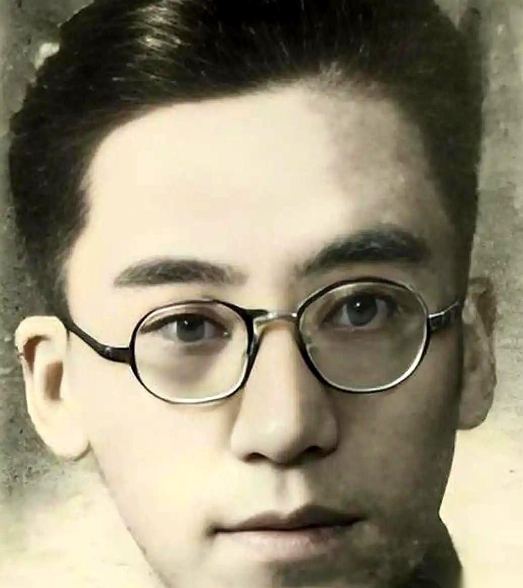有一个人，叫顾准。1957年，当周围的人还在热火朝天时，他脑子里却闪过一个念头