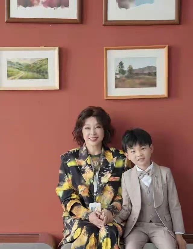 74岁刘晓庆又靠造型惊艳全网！新剪的烫卷短发利落又减龄，蓬松的卷度修饰脸型，瞬