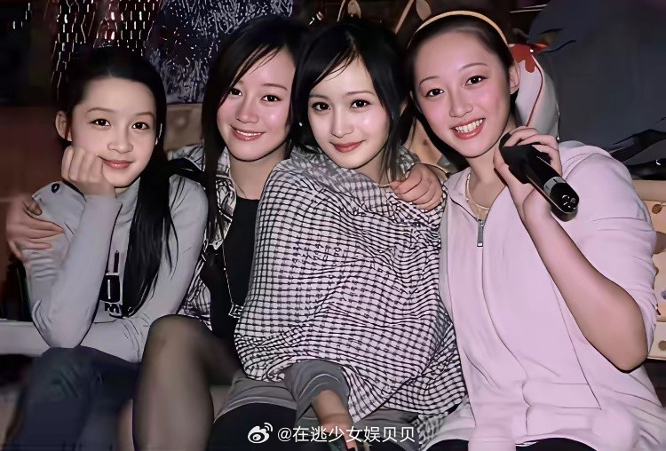 早年，李沁、张檬、杨幂、蒋梦婕四人的一张留影，那时候的她们还非常的青涩，多年以后