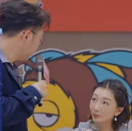 黄晓明太会做人了周冬雨在节目里玩游戏，找朋友要50块钱，她给黄晓明发了消息，黄