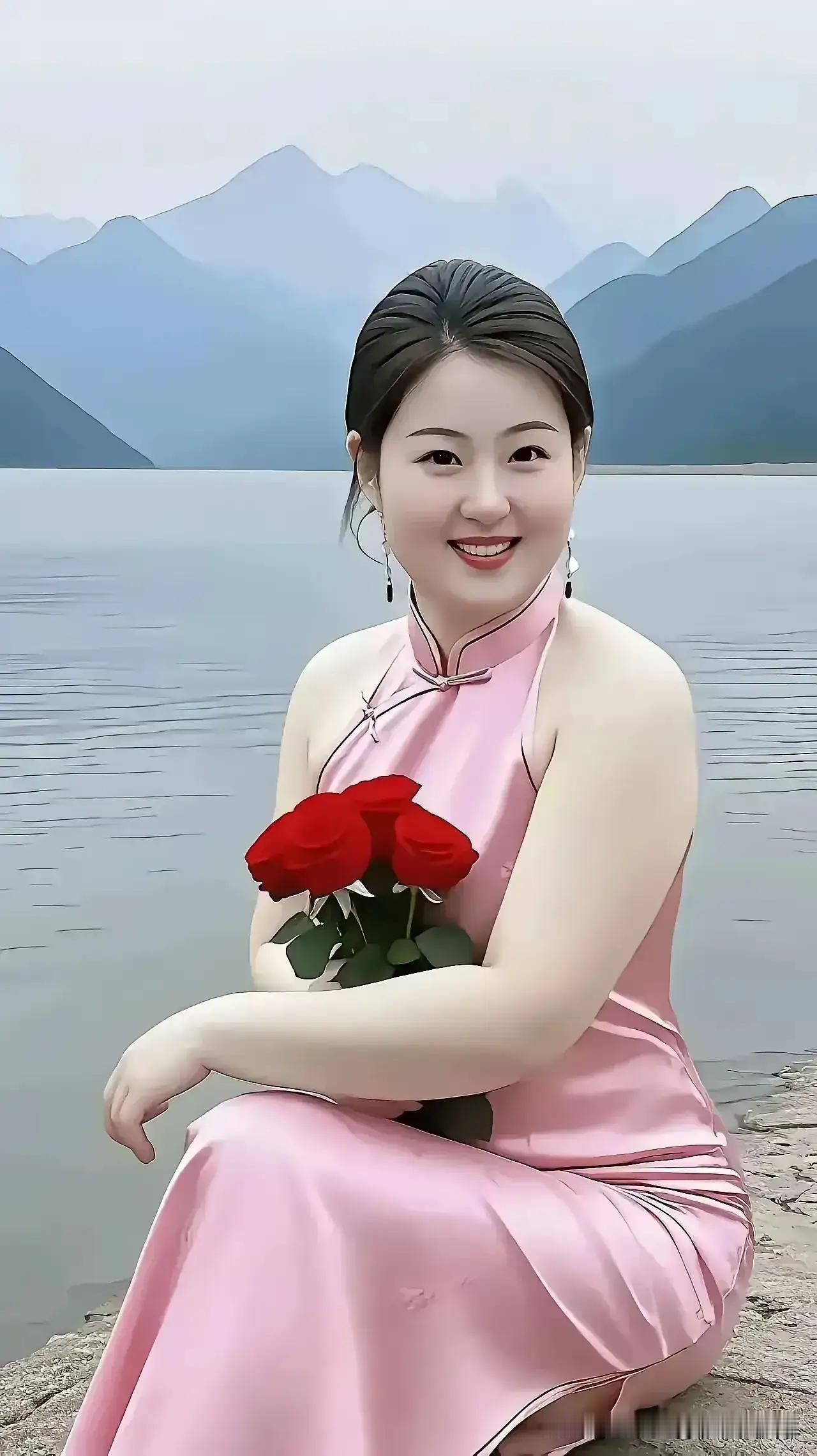 端庄大气，坐在沙滩手捧鲜花，是送给心中的白马王子吧？她笑靥如花，满脸的幸福感，这