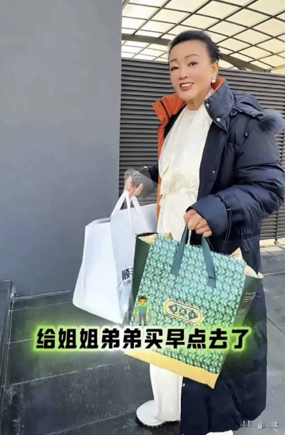 玥儿箖箖回北京了！孩子回来了，张兰心情特别的好，果然是隔辈亲！张兰一大早笑得