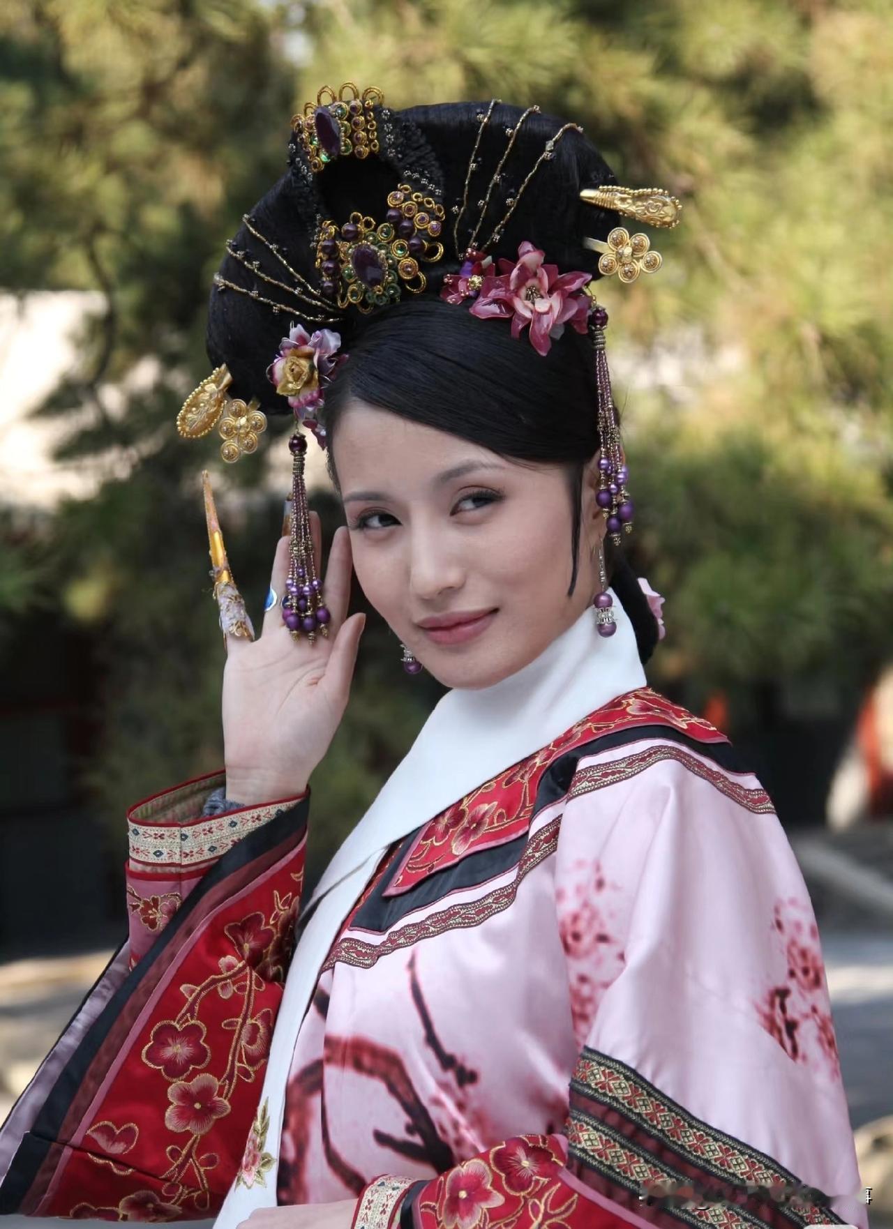 里的欣贵人,堪称“最谜低位妃嫔”——出场就带着刚小产的伤,宫里除了华妃,潜邸旧人