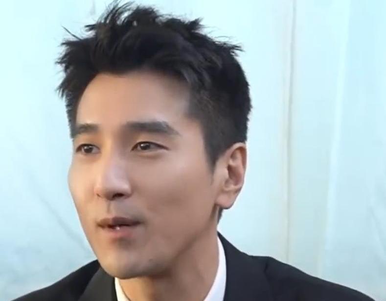 赵又廷不做戏精，高圆圆不演女神。俩人在家抢着给孩子做辅食，锅铲比剧本还熟。一