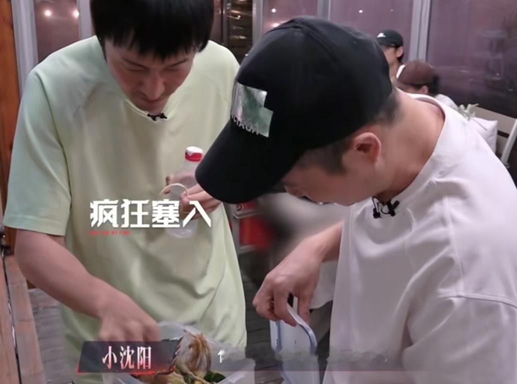 小沈阳弄不清楚王传君为什么爱吃香菜根，王传君夸小沈阳腌的咸菜太香了，小沈阳：“你怎么愿意吃这玩意呢，