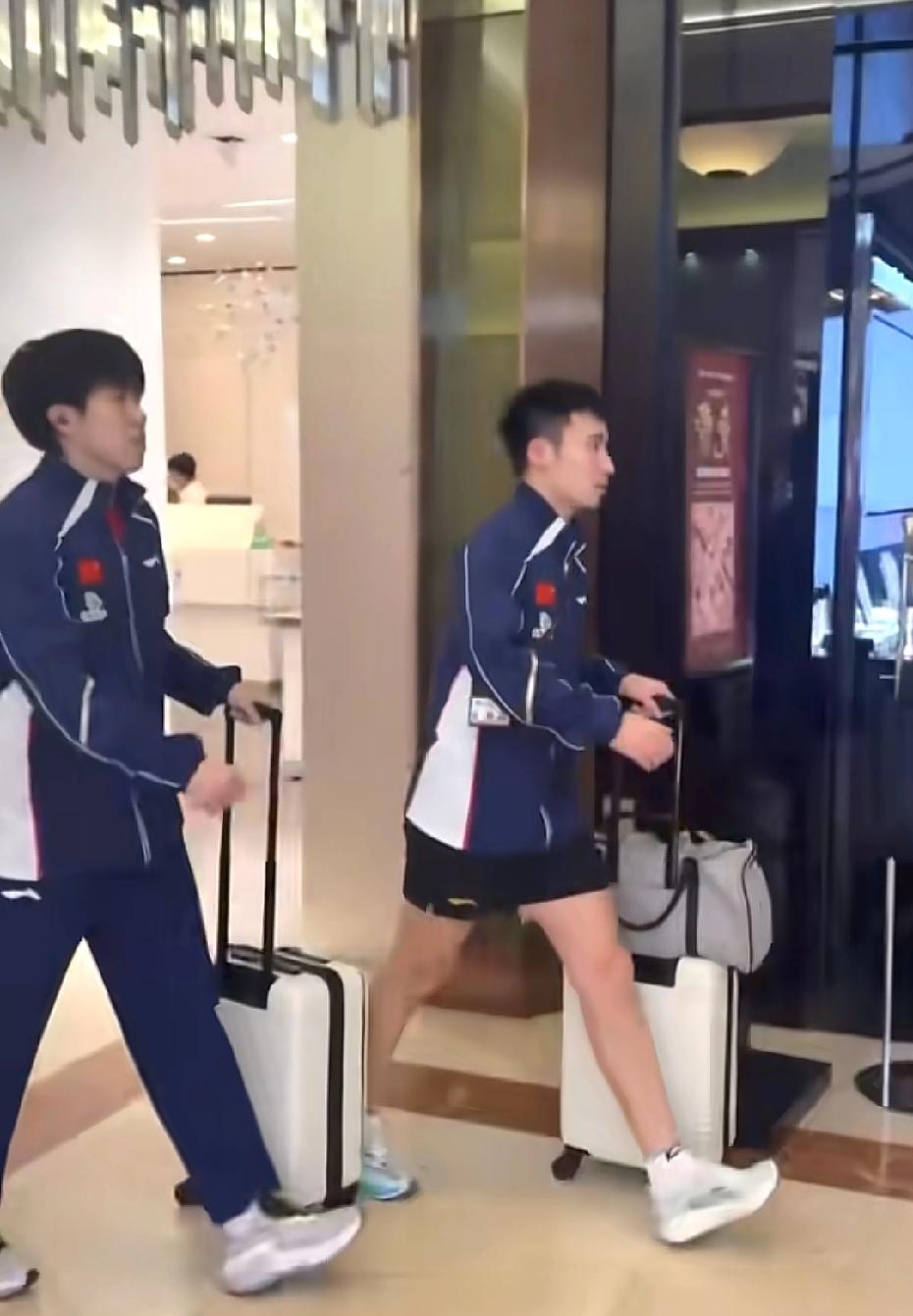 不愧是卷王，楚钦昨天一到新加坡，就和牛牛一起上训了！必须点赞👍楚钦是优秀的中.