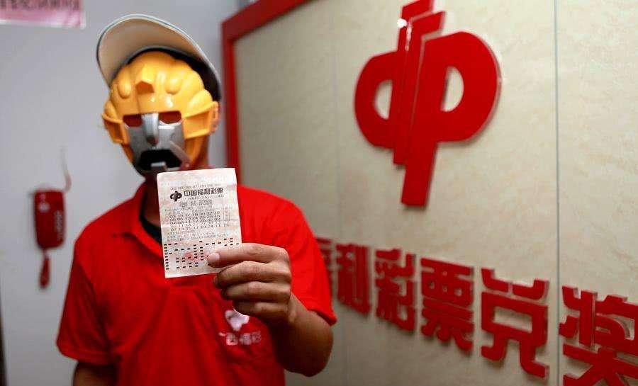 男子捡到旧彩票号码守号投注，喜中五千四百多万大奖，低调现身完成兑奖。电梯