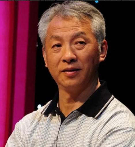 “你算什么专家？颠倒历史，假的文物被你说成真的！”鉴宝大师蔡国声摔了耳麦，怒气冲