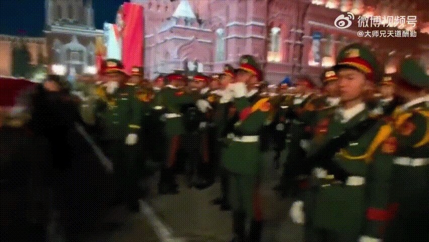 红场大阅兵期间，镜头扫到越南军队方阵时，全世界都吓了一跳：当时各国方阵队都在