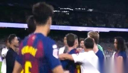 18岁的小孩,指着身价1.5亿的维尼修斯鼻子喊:咱俩出去练练。我看到这一幕的时