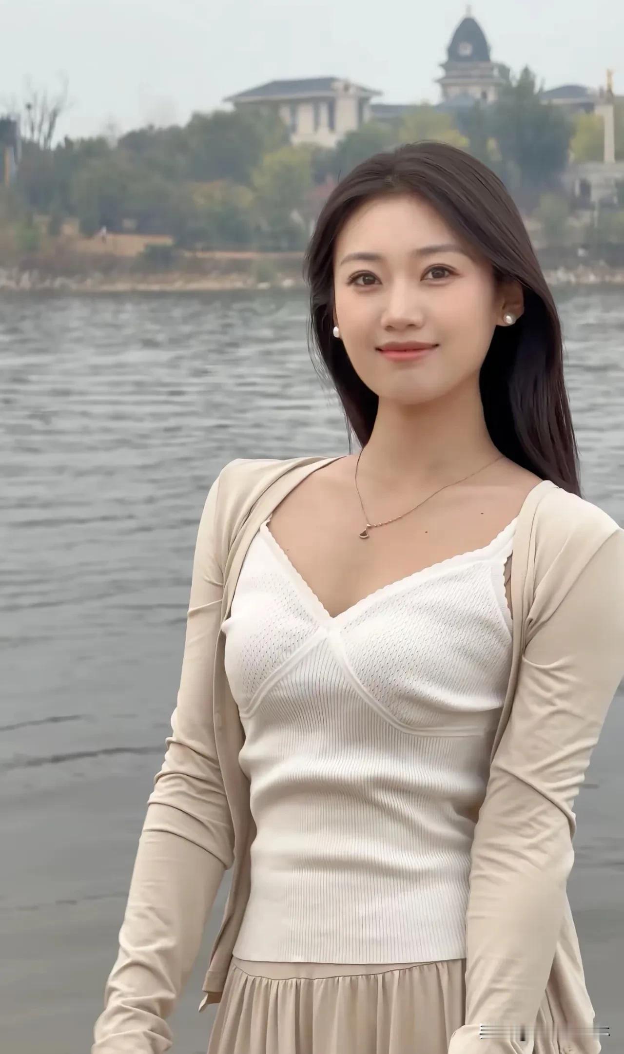 湖边气质美女的日常微风拂面，裙摆轻扬，她漫步湖畔，如画中佳人。
