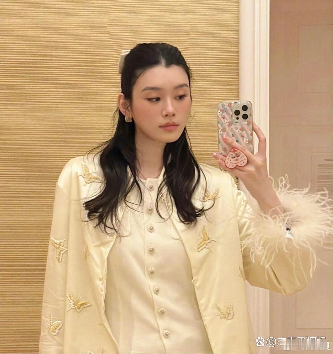 奚梦瑶上半身穿搭超有气质，结果这条脏脏裤一搭配，瞬间拉低整体质感，真的有点欣赏不