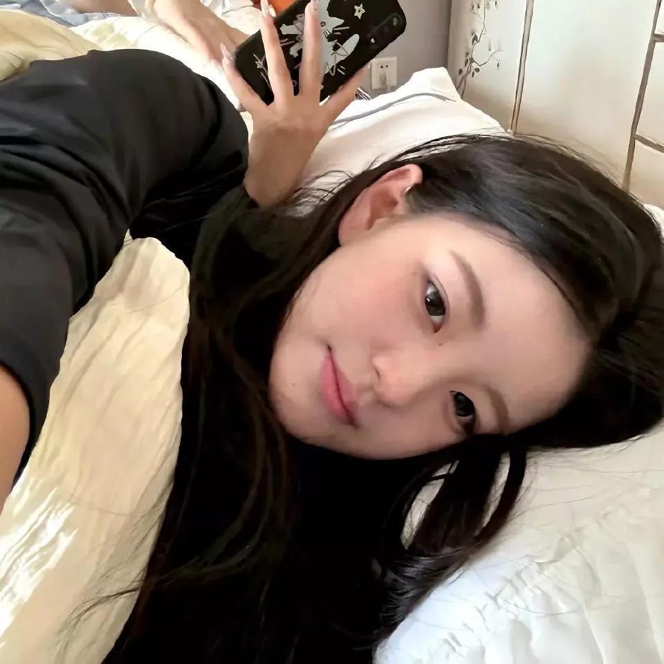 慵懒的早晨，手机和床的完美结合趴在床上刷手机休闲卧室自拍温柔床榻自拍躺卧玩