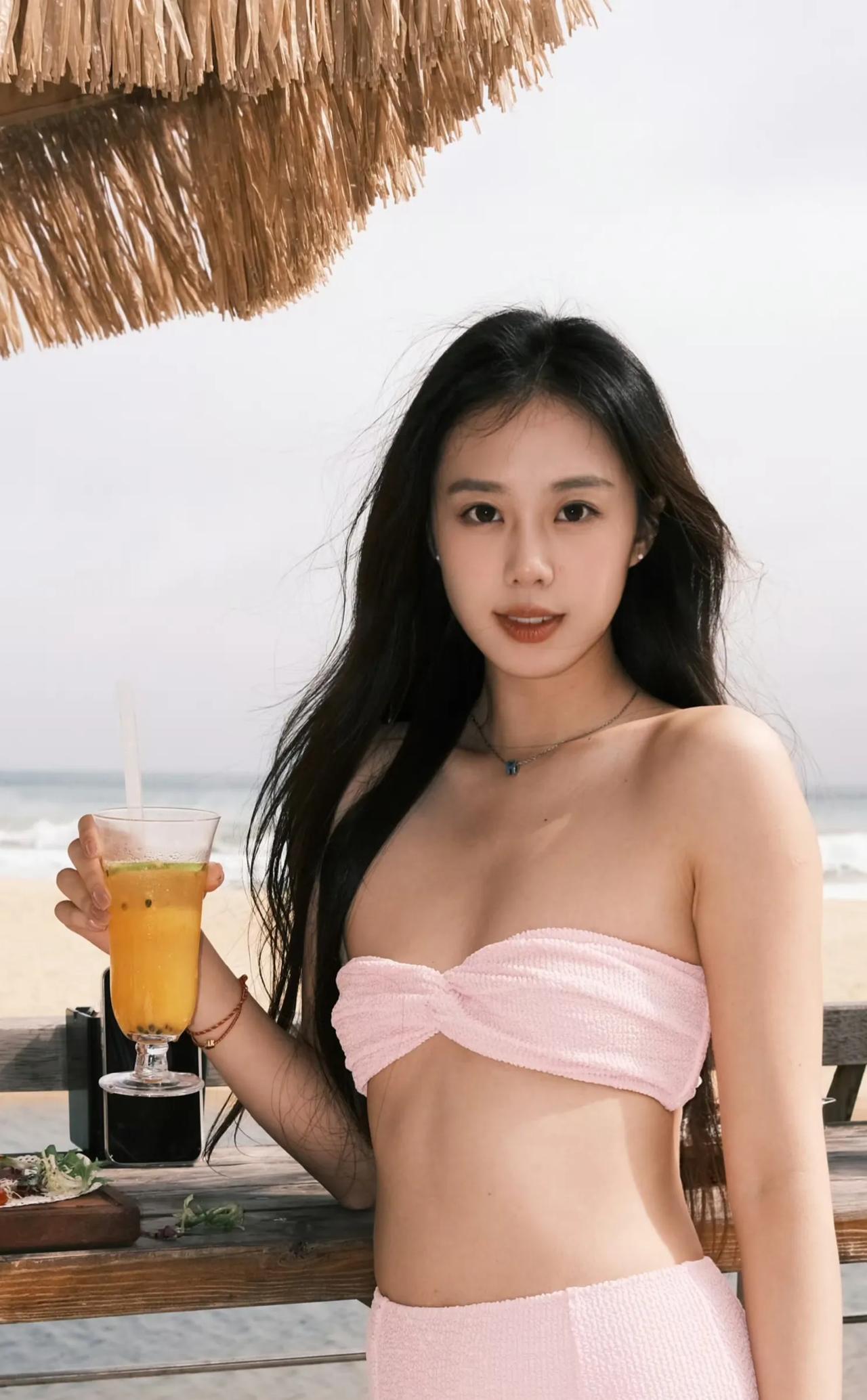 《心动的信号》张好运，这姐还挺辣的，穿上比基尼，纯欲甜美的风格。#心动的信号#