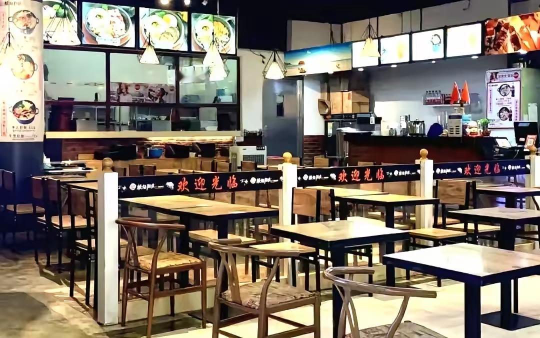 难怪现在饭店都没什么人了，我跟巷子里开了十五年小饭馆的老板聊天，他一句话让我顿悟