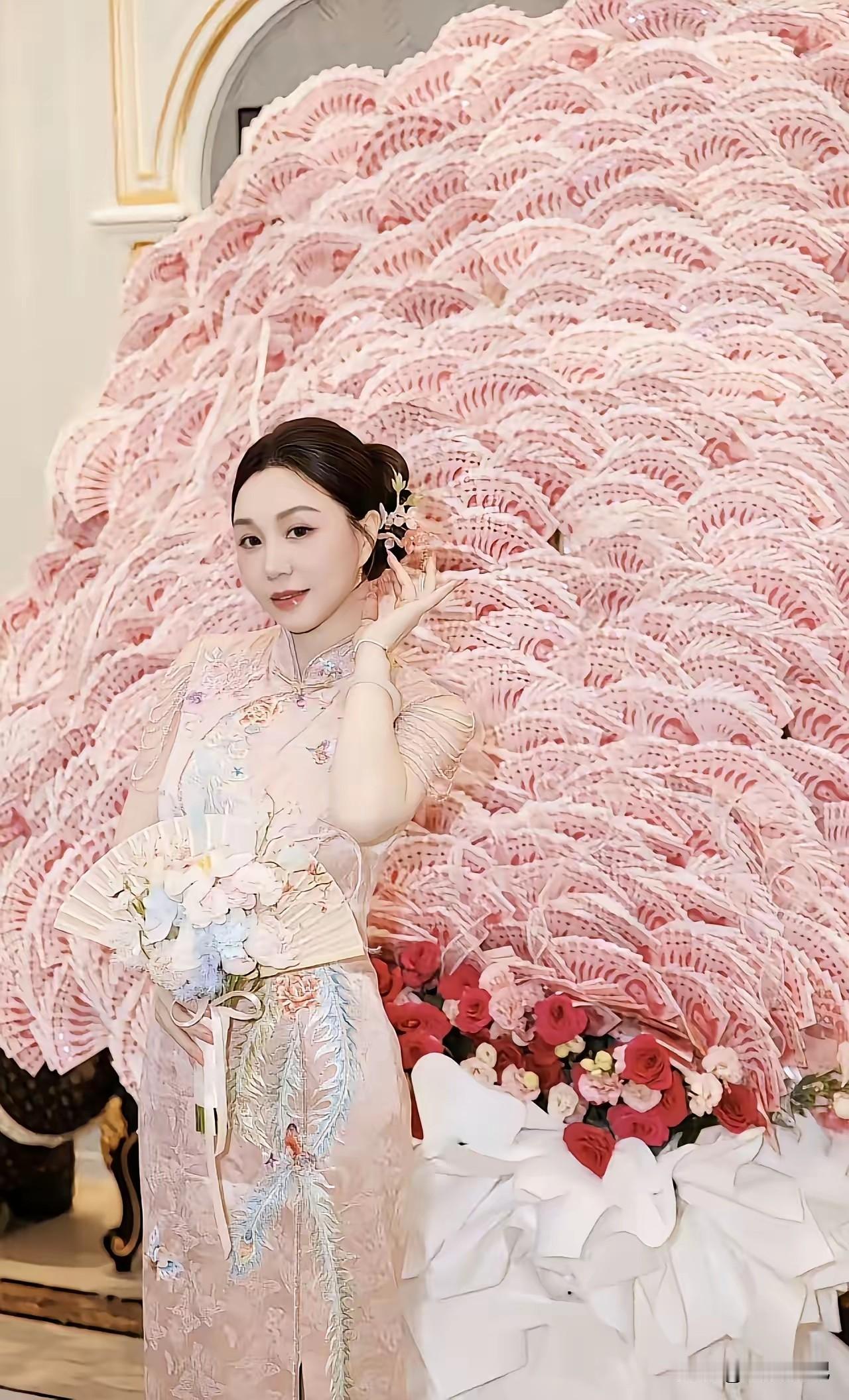 150万现金花束！周大生老板娘生日礼物看傻了说实话，刚看到这张图我愣了半天。