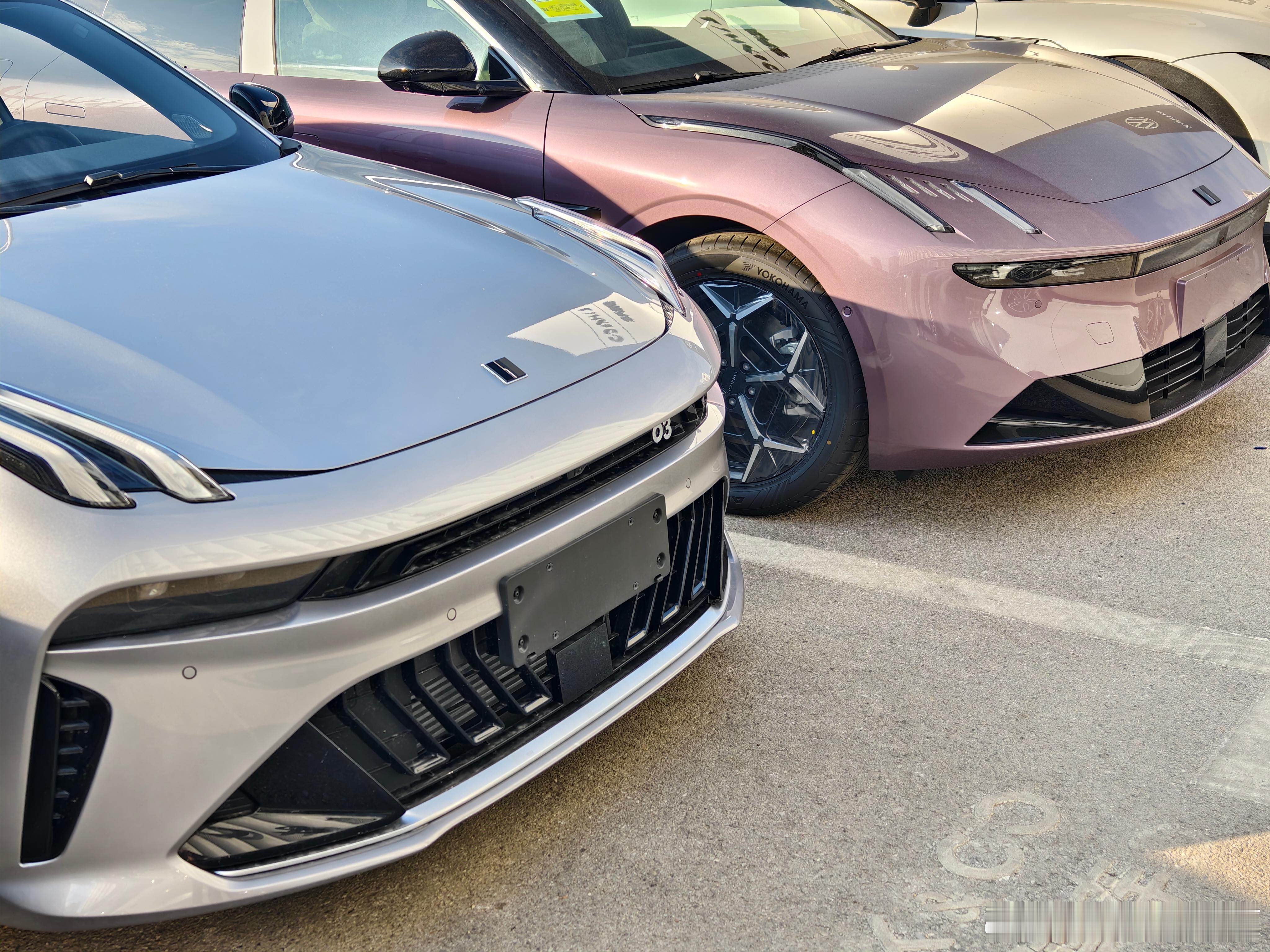 第三代的领克03新增的极光银配色，市场反响相当好，有6成车主选择了这个颜色。近