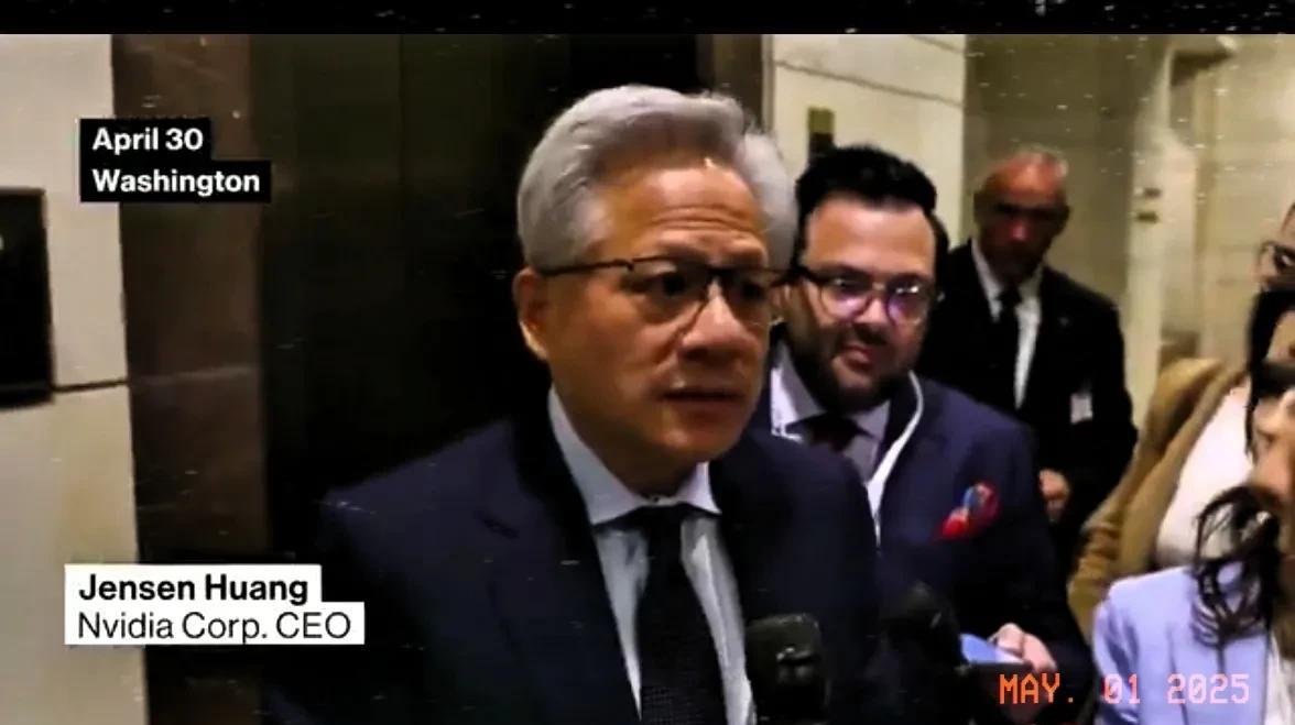 【中国在AI上没有落后美国】黄仁勋到华盛顿回报中国行后，被记者团团围住。有记
