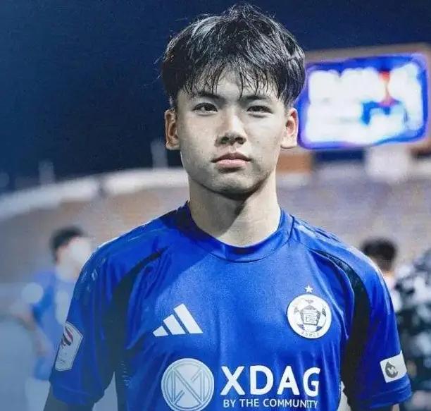 川渝德比，让我们认识了这名年轻小将。川渝德比的第58分钟，重庆铜梁龙换上20岁