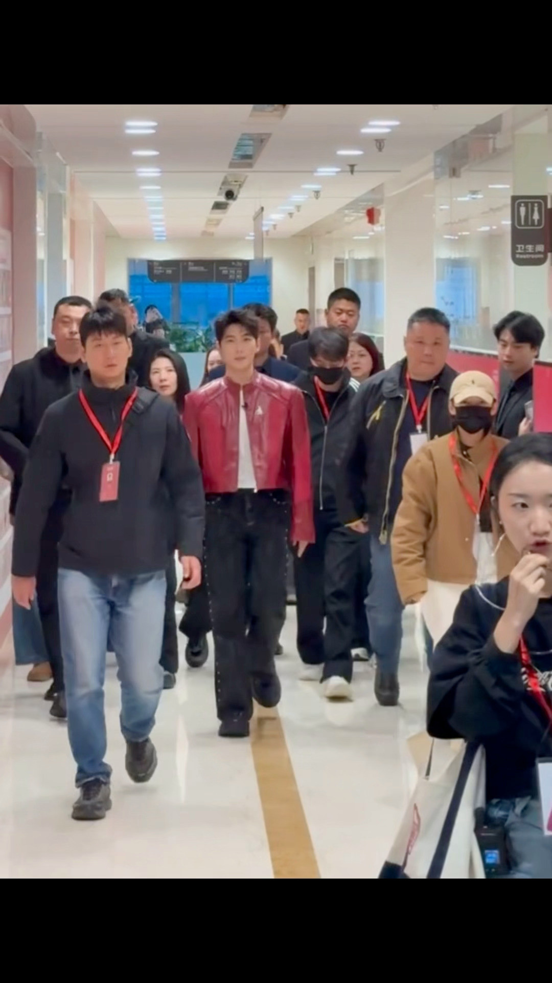 这身造型其实已经尽量在扬长避短了。​​​