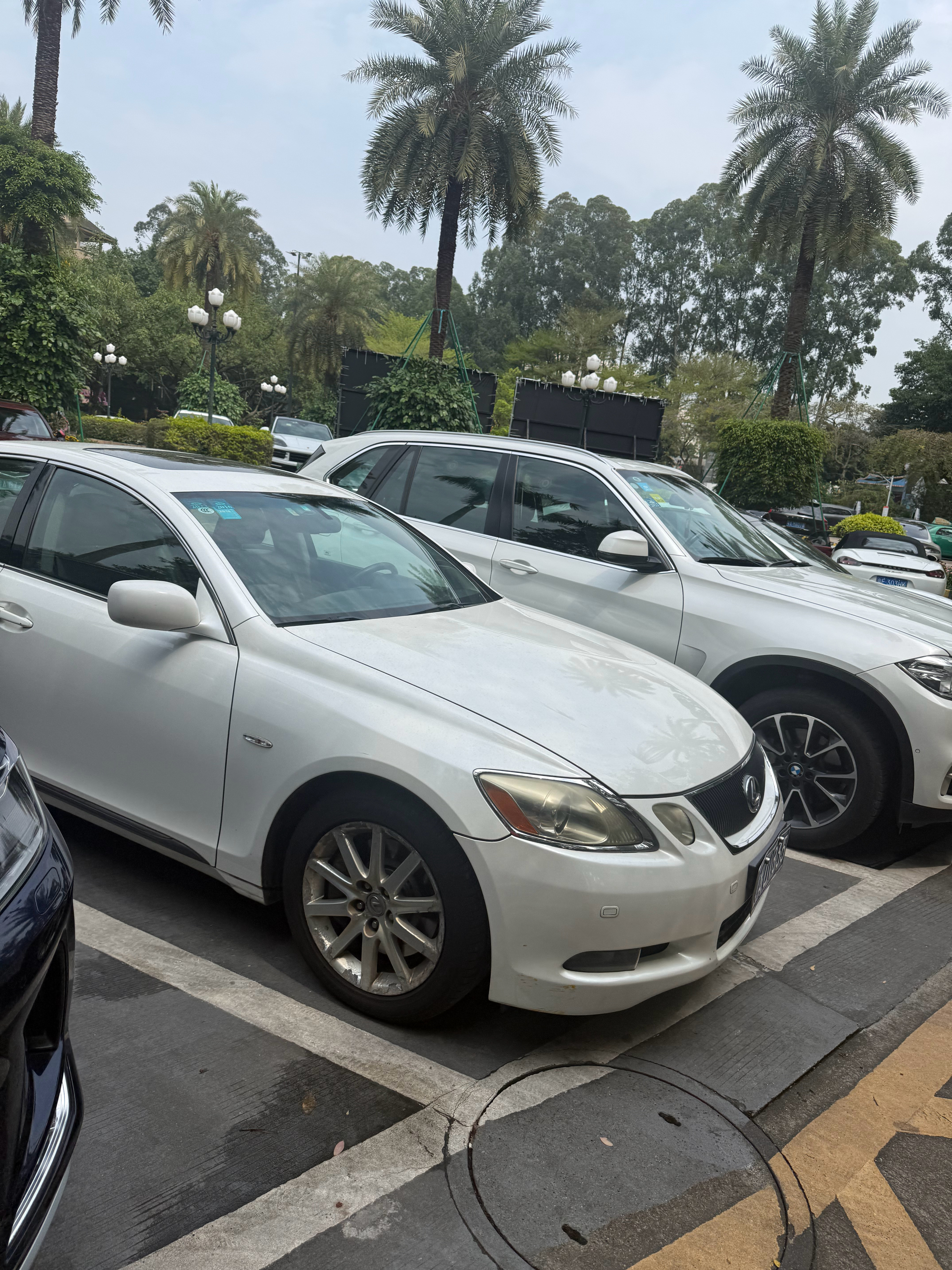 朋友说2万多，二手车商给他打了价，他宁愿放着也不卖！哎，我该劝劝他吗？