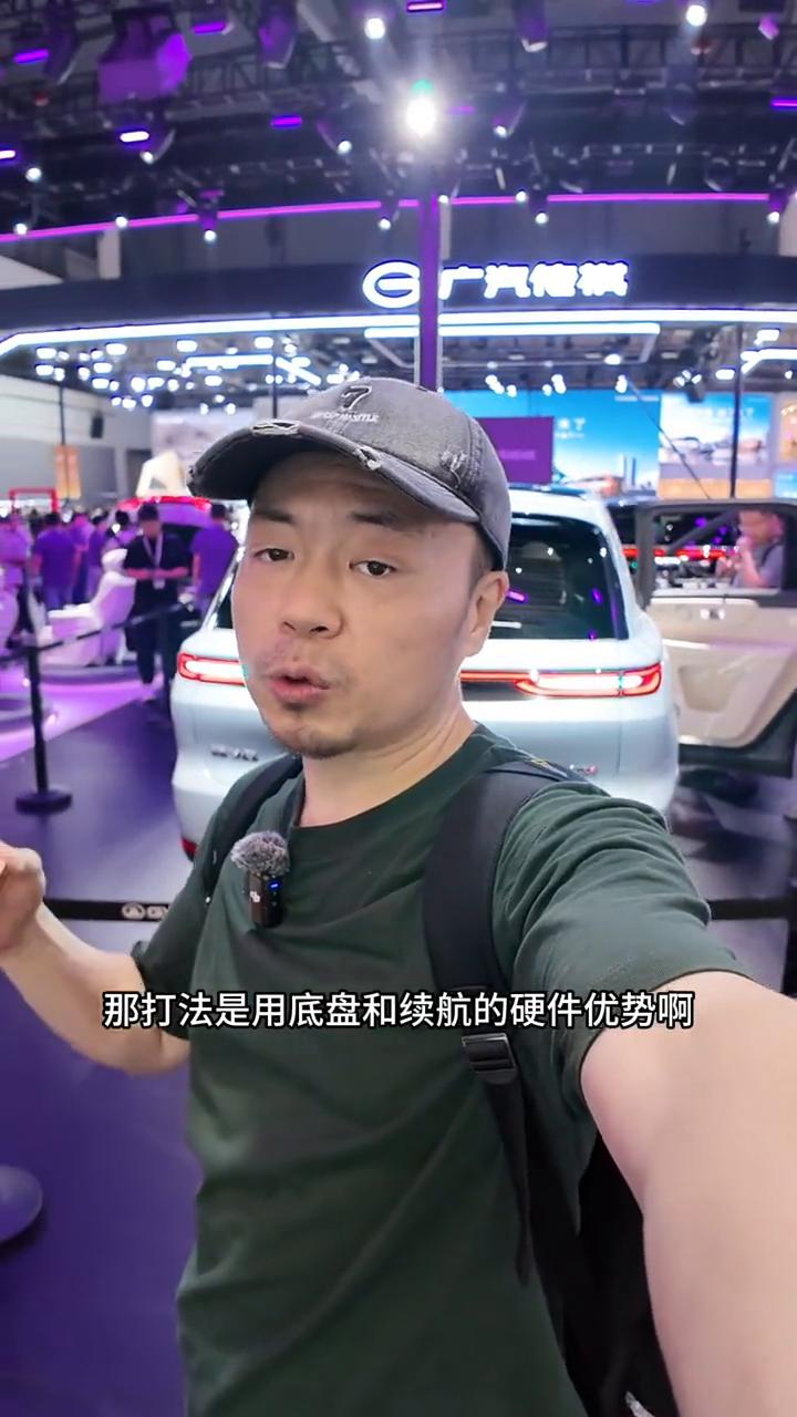 2026成都车展，魏牌V8X底子很硬。魏牌V8X是冲着理想L7问界M7这个区间