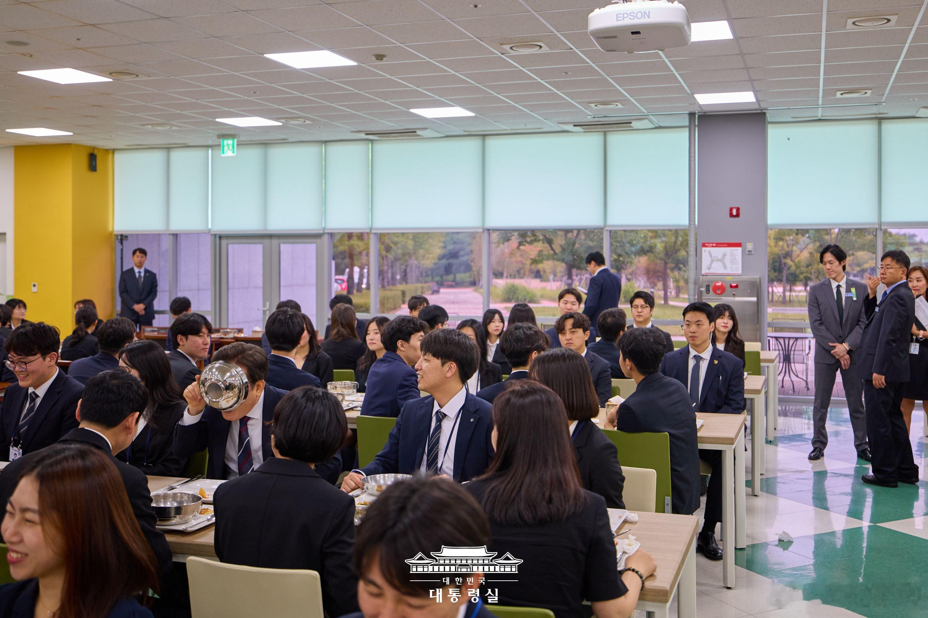 李在明就餐，一会儿在总统室饭堂，一会儿在街边馆子。​​​