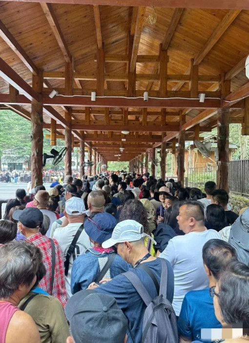 台湾年轻人纷纷表示“台湾当局造的孽，为什么要我们年轻人来承担，真的很不爽”，现