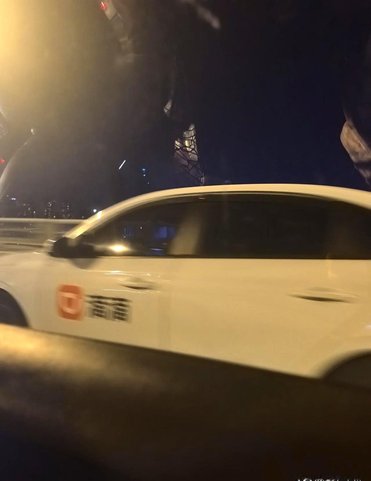 从天河机场下了飞机，就直接去了出租车上车点，长长的队伍就我一个乘客。现在出租车