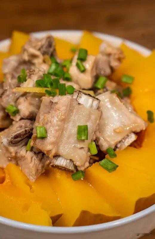 南瓜蒸排骨做法食材：南瓜、排骨、蒜末、香葱做法：1️⃣、南瓜去皮洗干净，切块