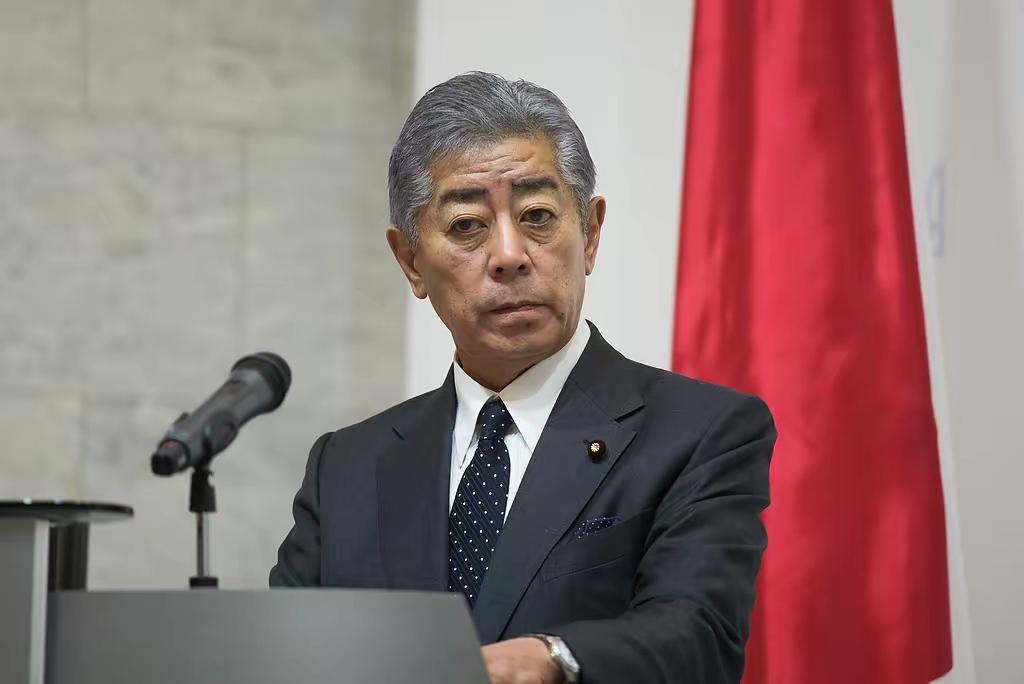 他是被日本右翼骂了590万次“卖国贼”的前外相岩屋毅，他被任命为日本国际贸易促进