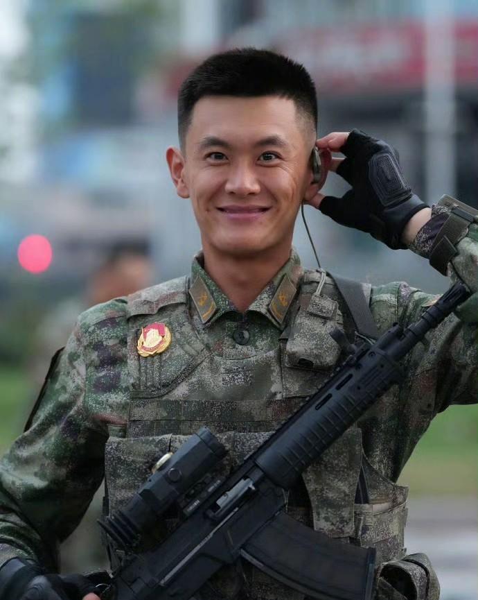 快都别惦记了，这位帅哥已有主……昨天阅兵图片中，国社出图出圈。其中，国社抓取到