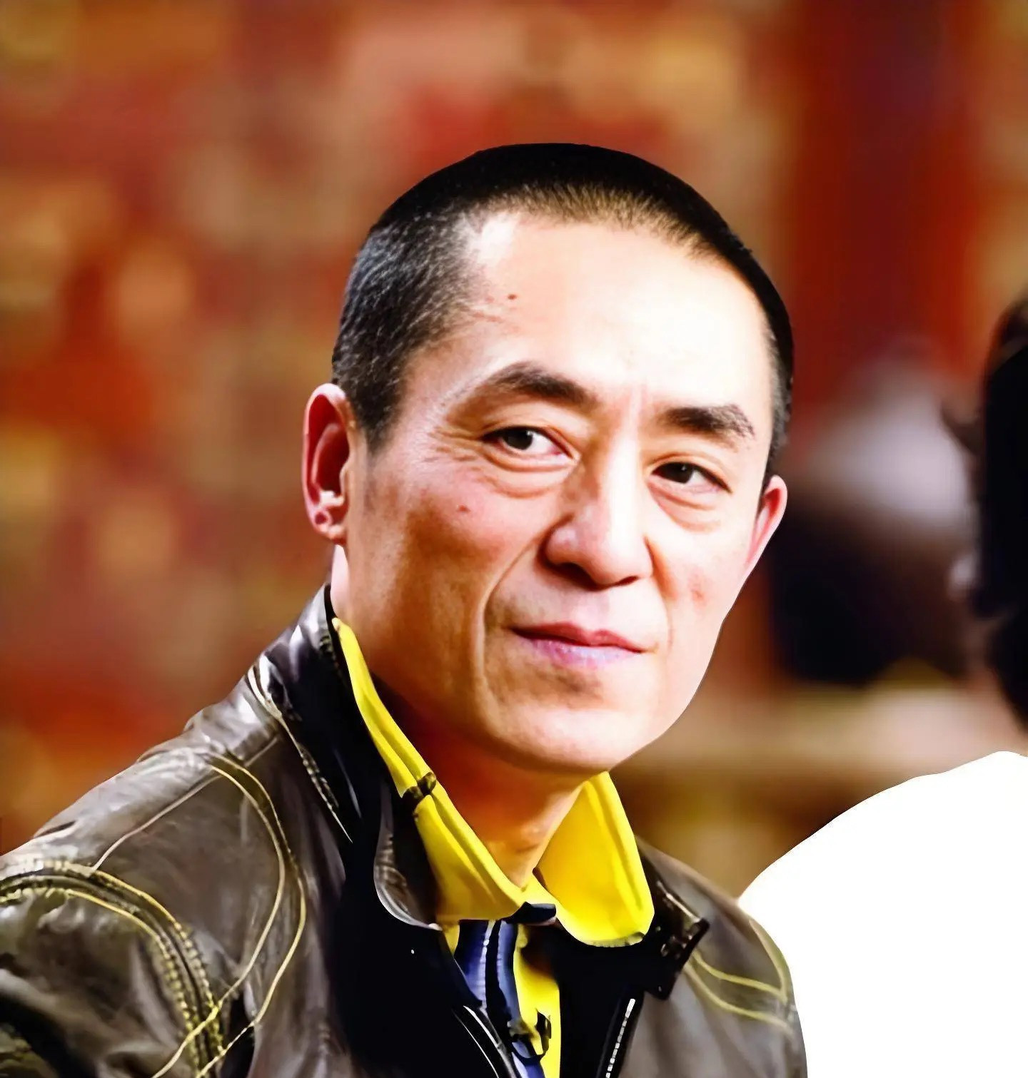 说起张艺谋，大家总会聊起他两段知名的感情。从前和巩俐彼此成就，可惜缘分没能走到最后；后来他遇见还是学