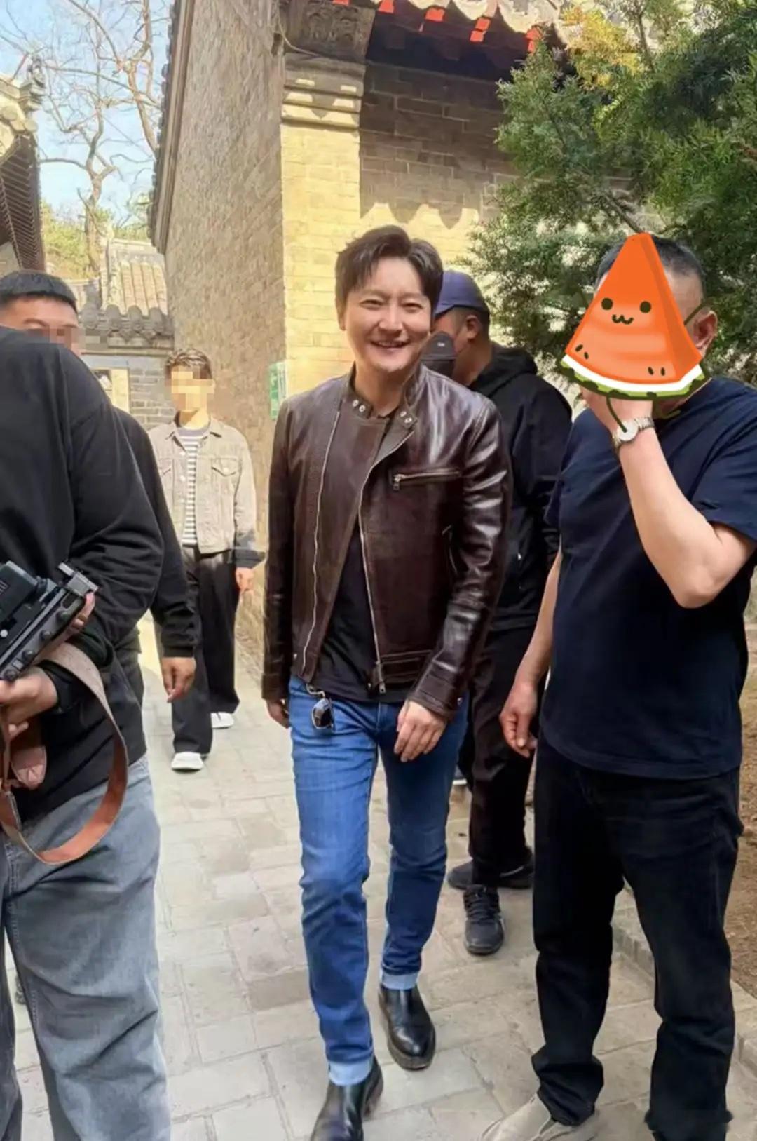 辽宁偶遇郭京飞夫妇，穿的好朴素，退圈10年的鲍莉身材比老公还壮！