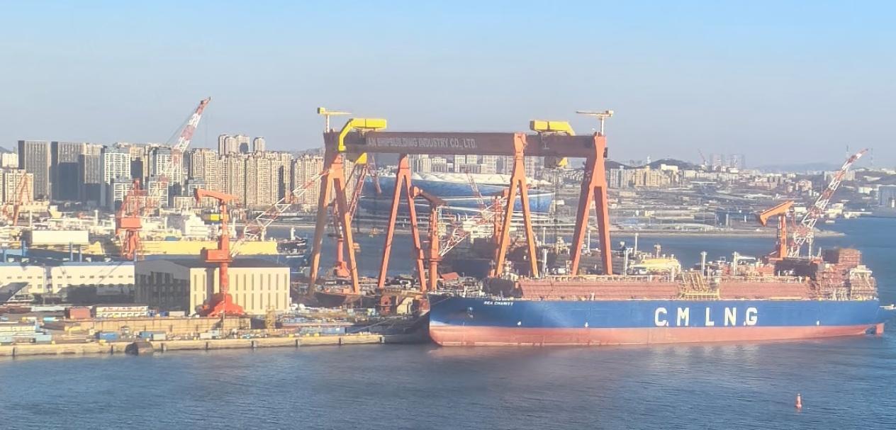 12月25日北方某地004侧视图LNG船走了一艘，但还有一艘，004露出一半，