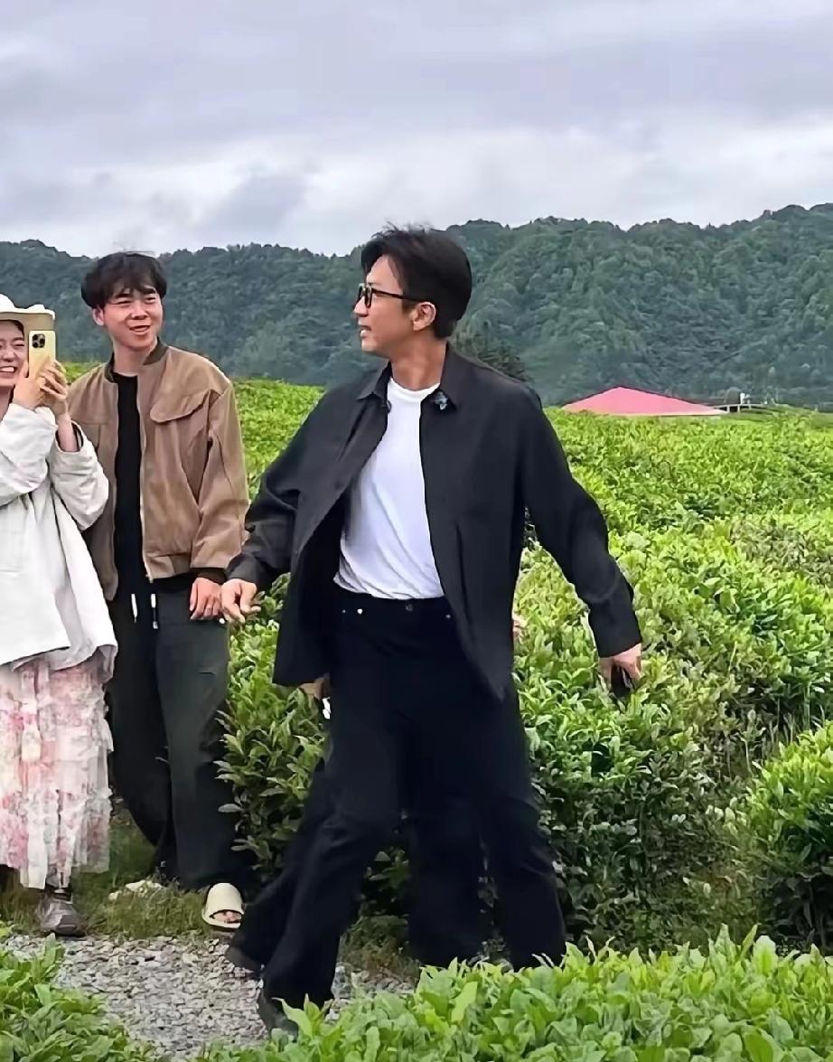 47岁邓超出游景德镇被偶遇！生图暴瘦超随和，毫无明星架子近日，47