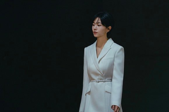 南宫珉韩国演员李雪主演KBS新剧结婚的完成公开剧照，下半年播出。该剧讲述一个